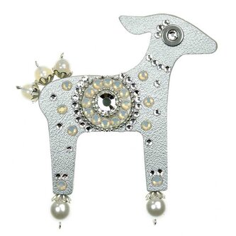 Velká stříbrná laň Lea / NADACE T. KUCHAŘOVÉ Deers