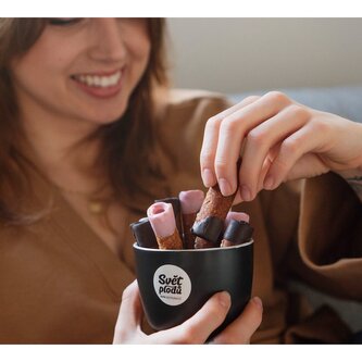 Jablečné trubičky s čokoládovou polevou váha 2 ks